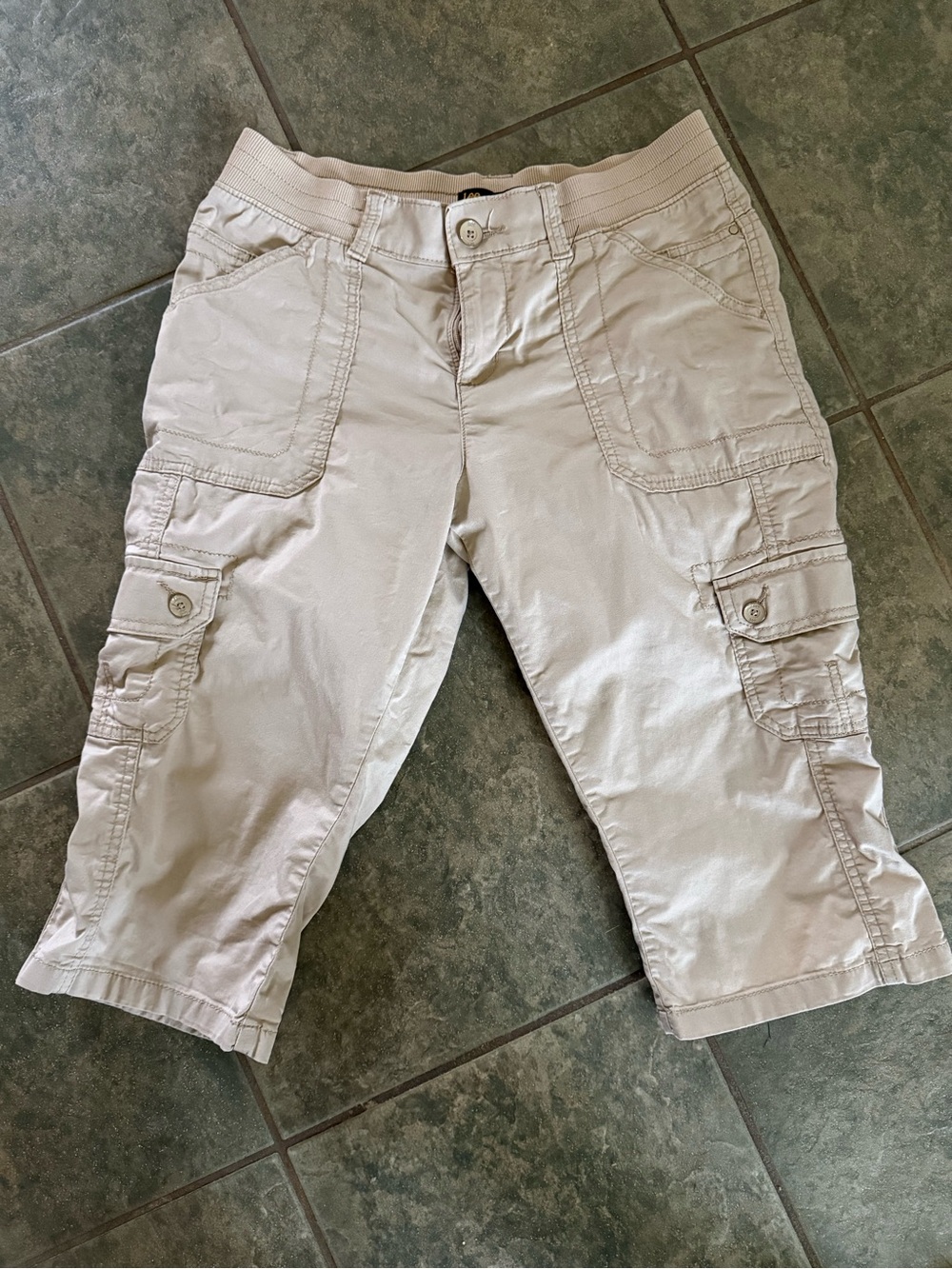 🎀3/$25🎀 Lee Women's Beige Cargo Capri Shorts
